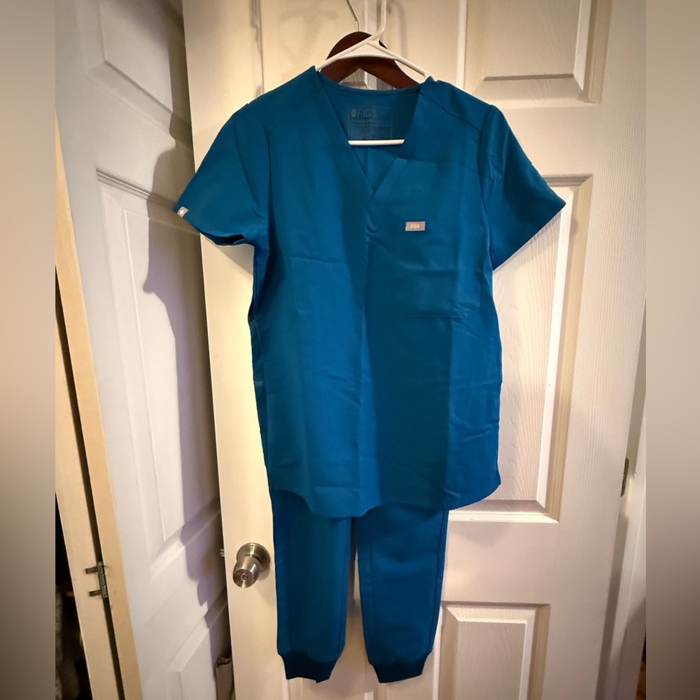 Figs Teal Short Sleeve Scrub Top and Joggers